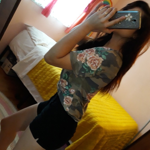 TINYWILLOW // ROSES & ARMY FADED STYLE TOP - Picture 4 of 8